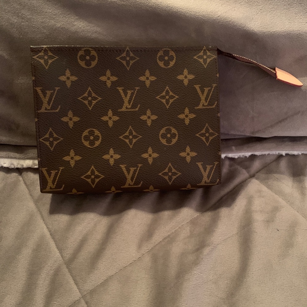 Louis Vuitton Toiletry 19